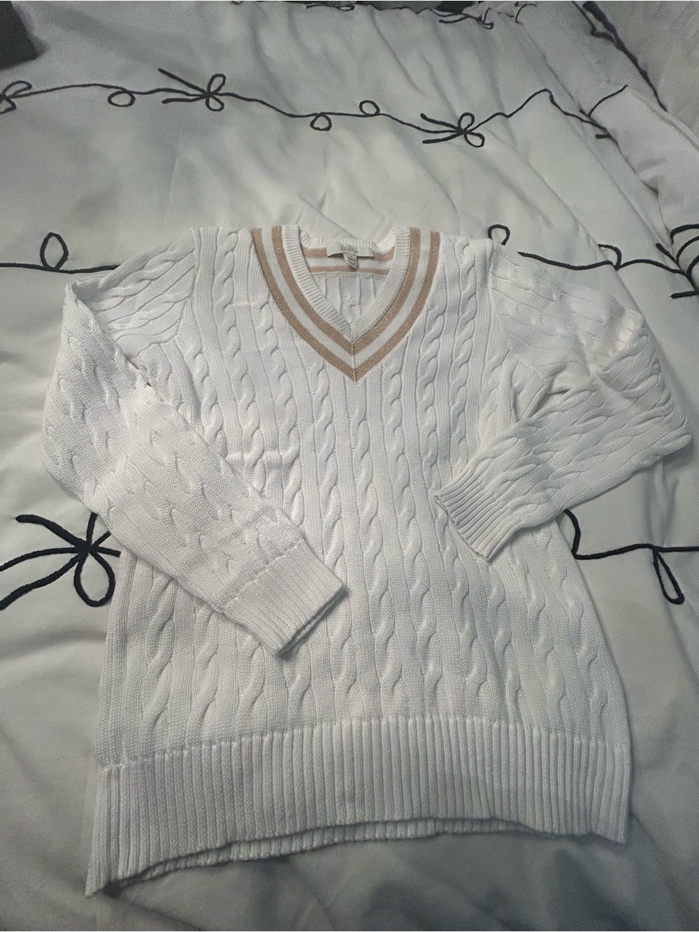 Classic White Cable-Knit V-Neck Sweater with Gold Stripe - Picture 3 of 3